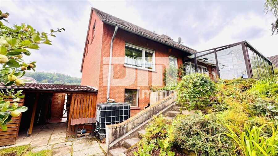 Modernisiertes Einfamilienhaus mit Einliegerwohnung, Wintergarten, Sauna und 2 Garagen - Rückansicht